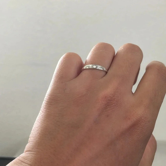 925 Sterling Silver Dainty Sunrise Band Ring - Picture 5 of 10